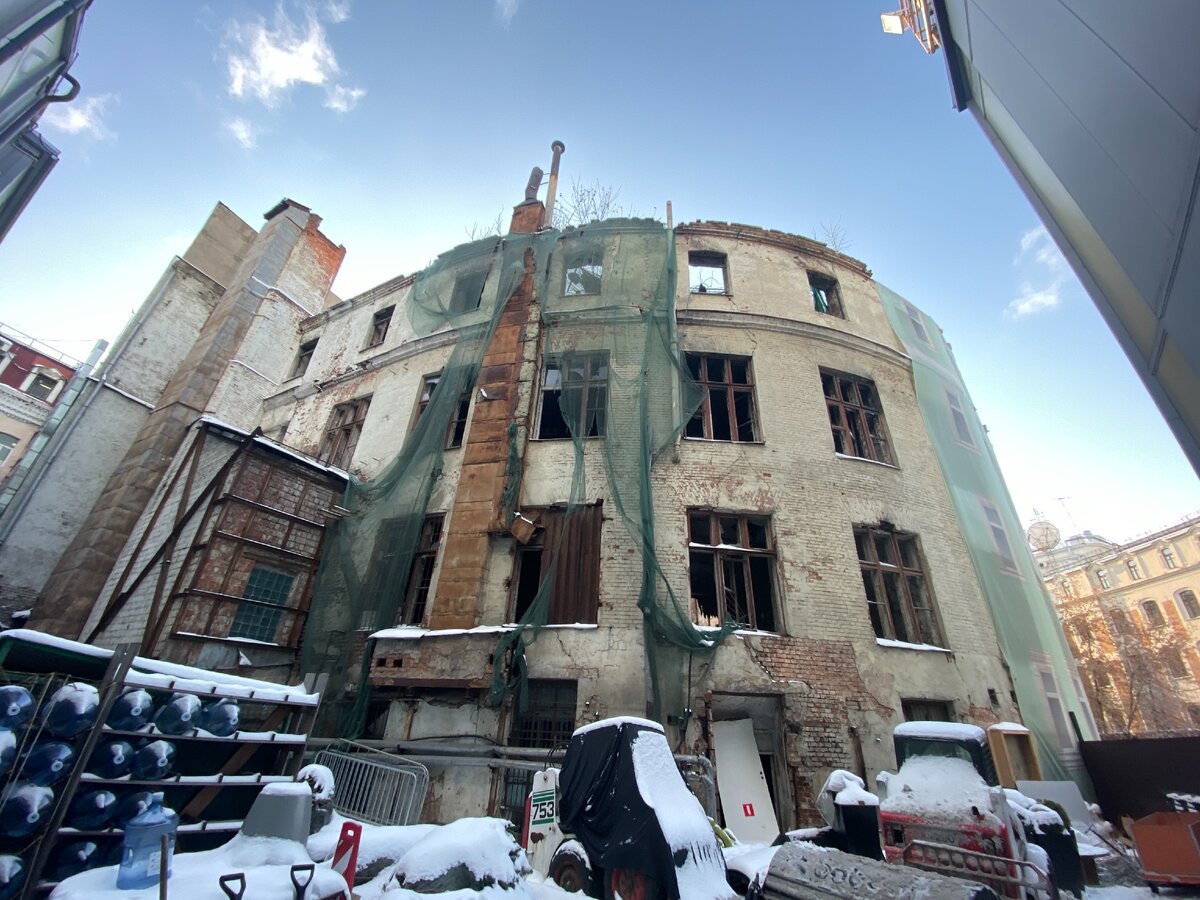 Славянский базар. Склад стройматериалов, барьеров УВД, помойка и руины. Фото автора блога Дно Мещанства