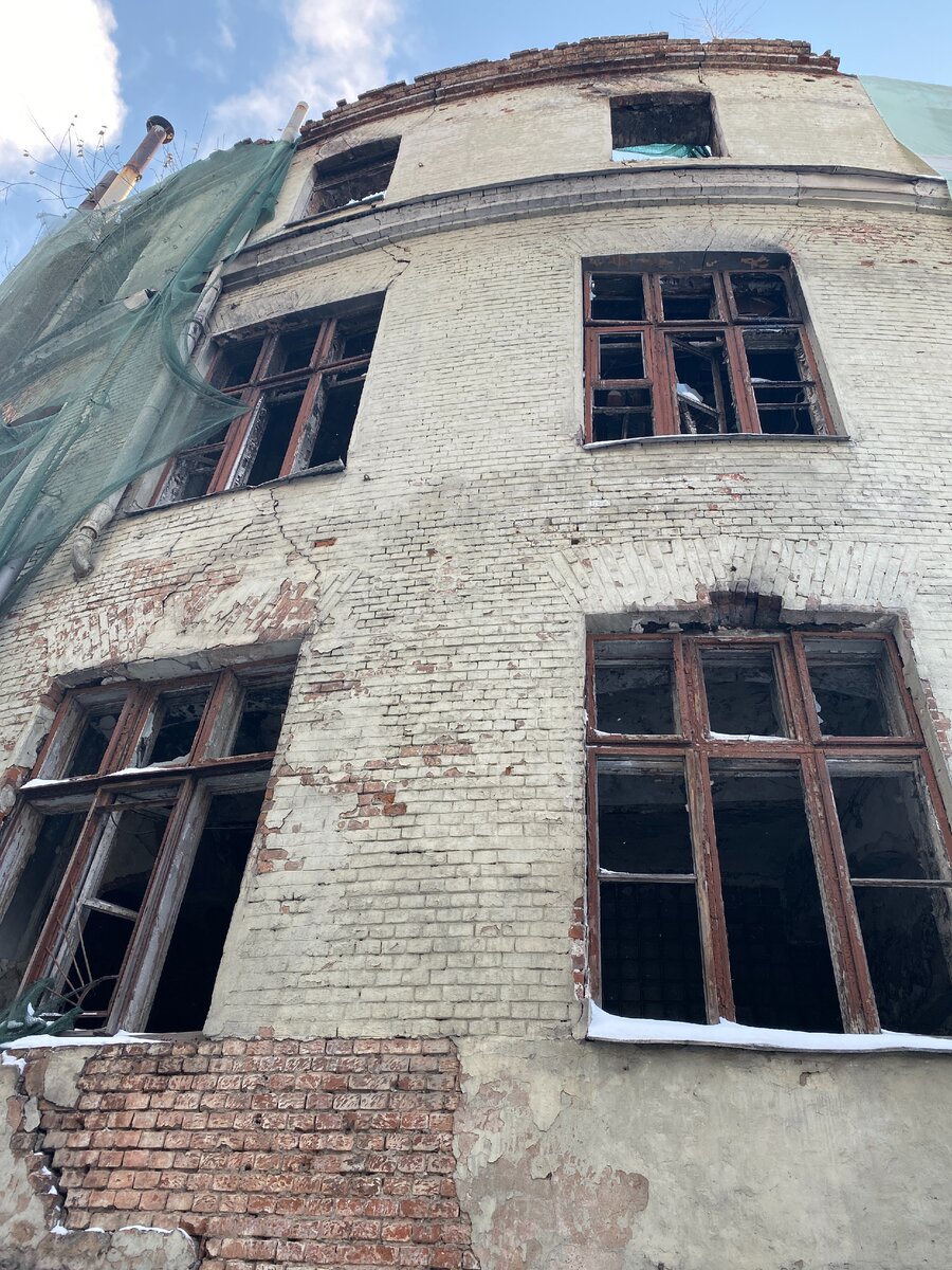 Славянский базар. От исторического здания мало что осталось, окна выбиты, фасад разрушается.. Фото автора блога Дно Мещанства