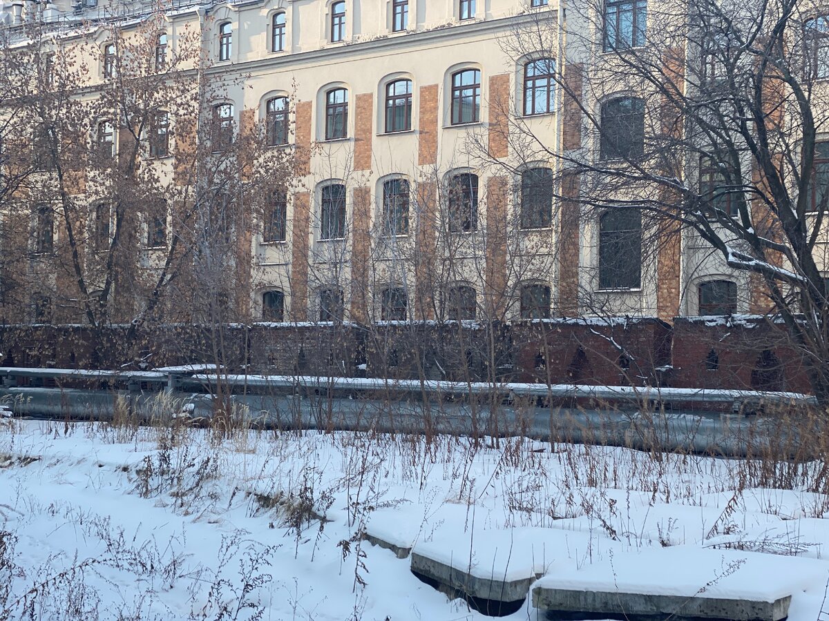 Это Китайгородская (не кремлевская) стена и здание гостиницы Метрополь. Платиновая земля в 100м от Красной площади заросла бурьяном.  Фото автора блога Дно Мещанства