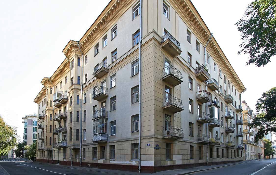 Сталинка, но окна не на магистраль 