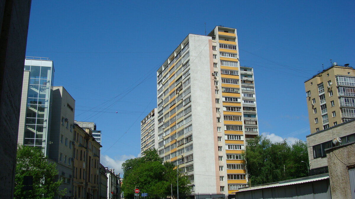Отштукатуренный фасад II-68 после капремонта, но многие дома утепляют и закатывают плиткой. Дом из первых, так как потом второй технический этаж убрали. Яндекс.Картинки