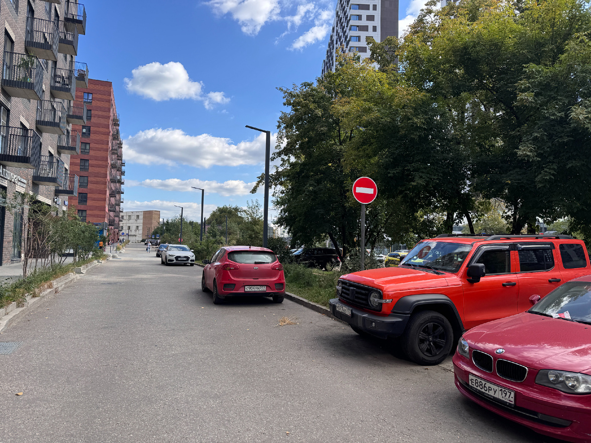 Парковка в Лефортово Парк, Фото автора блога Дно Мещанства, сентябрь 2025