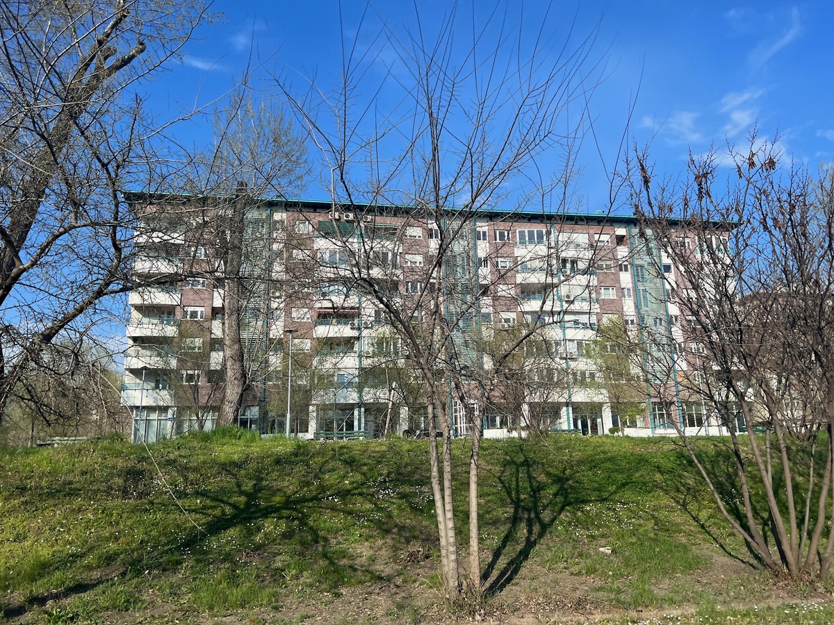 Семиэтажка в Белграде, фото автора блога Дно Мещанства, март 2023