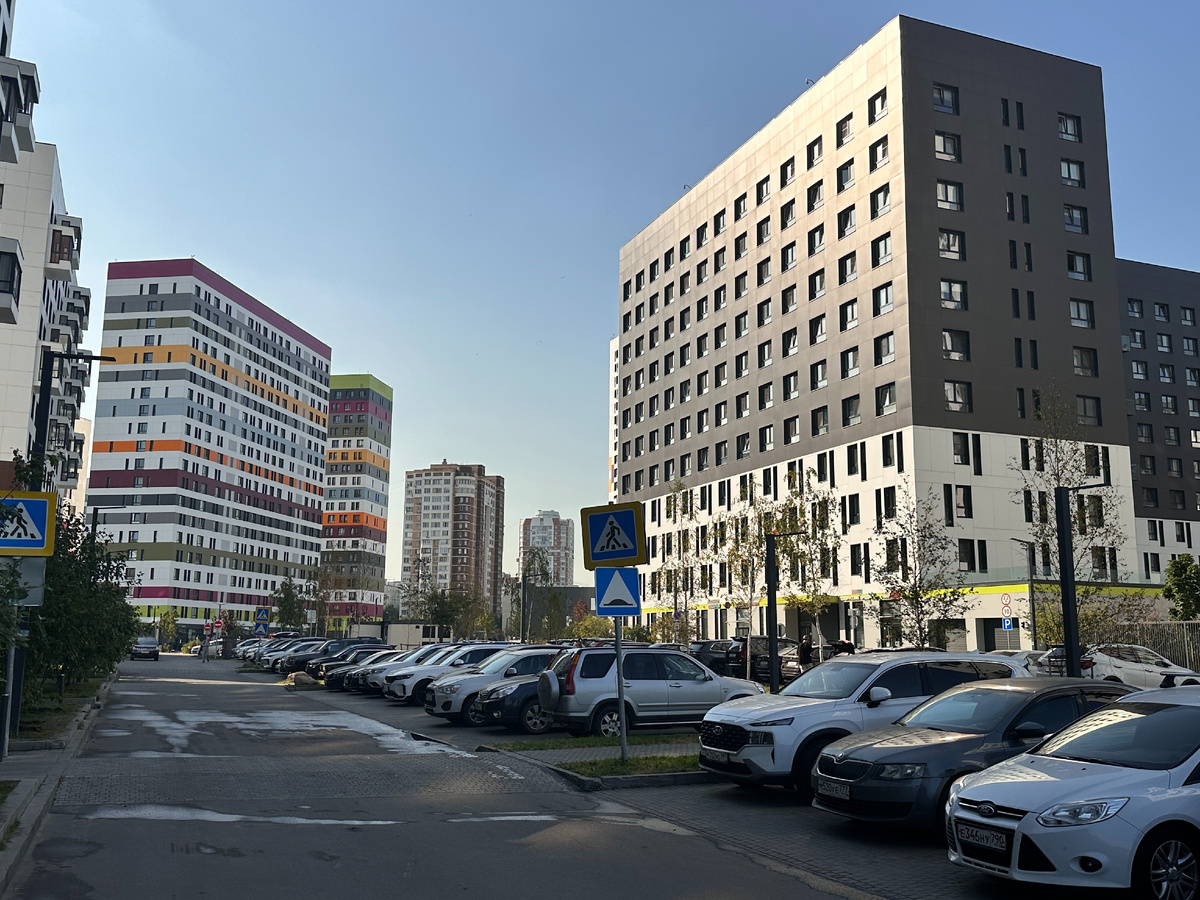 Парковка в ЖК Грин Парк, фото автора блога Дно Мещанства, август 2024