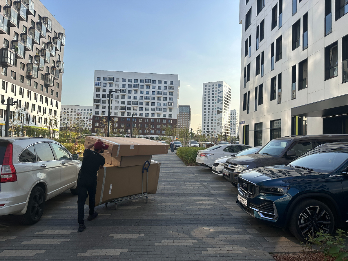 Парковка в ЖК Грин Парк, фото автора блога Дно Мещанства, август 2024