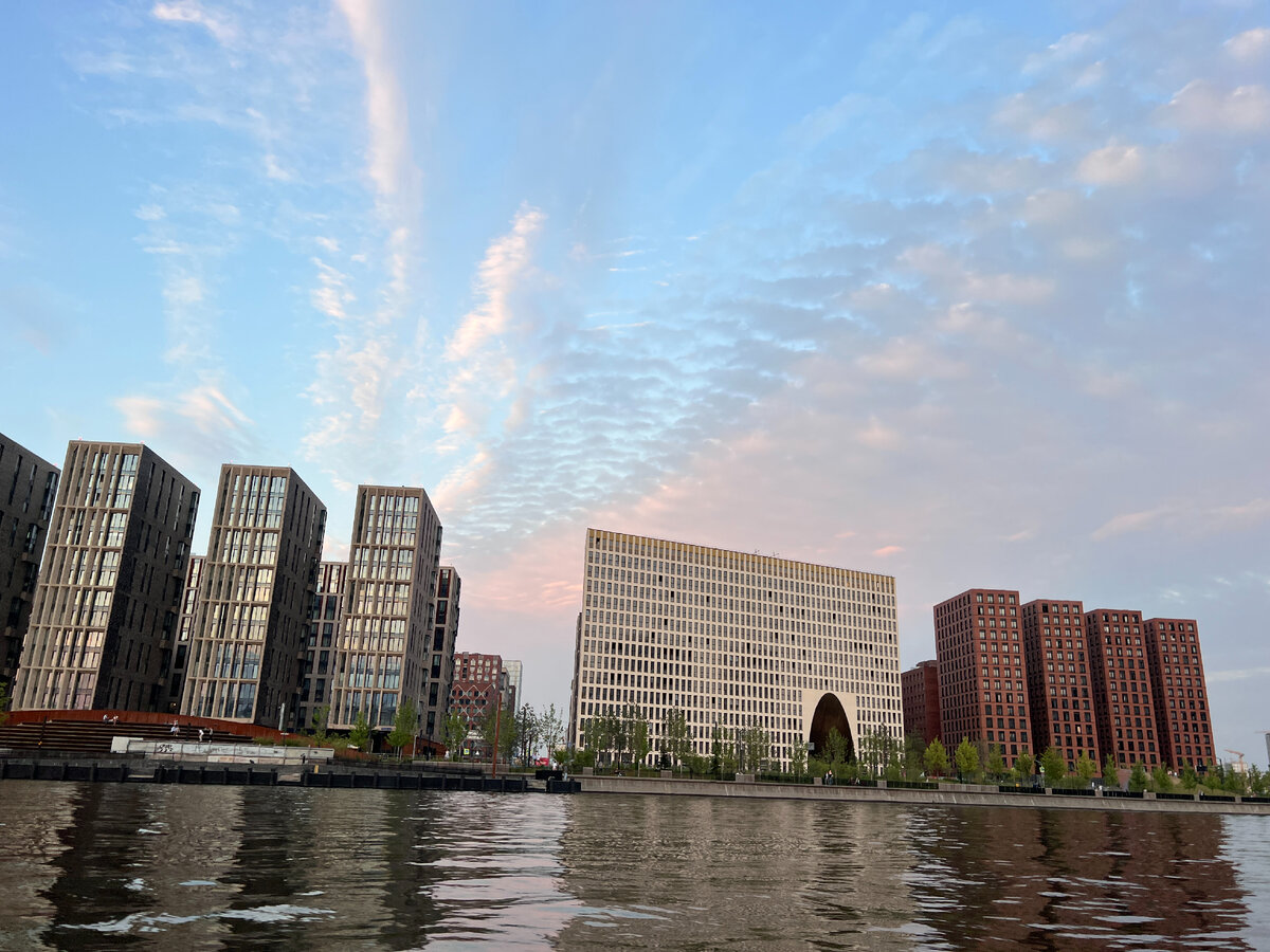Фото автора блога Дно Мещанства, с катера на Москве-реке, лето 2023