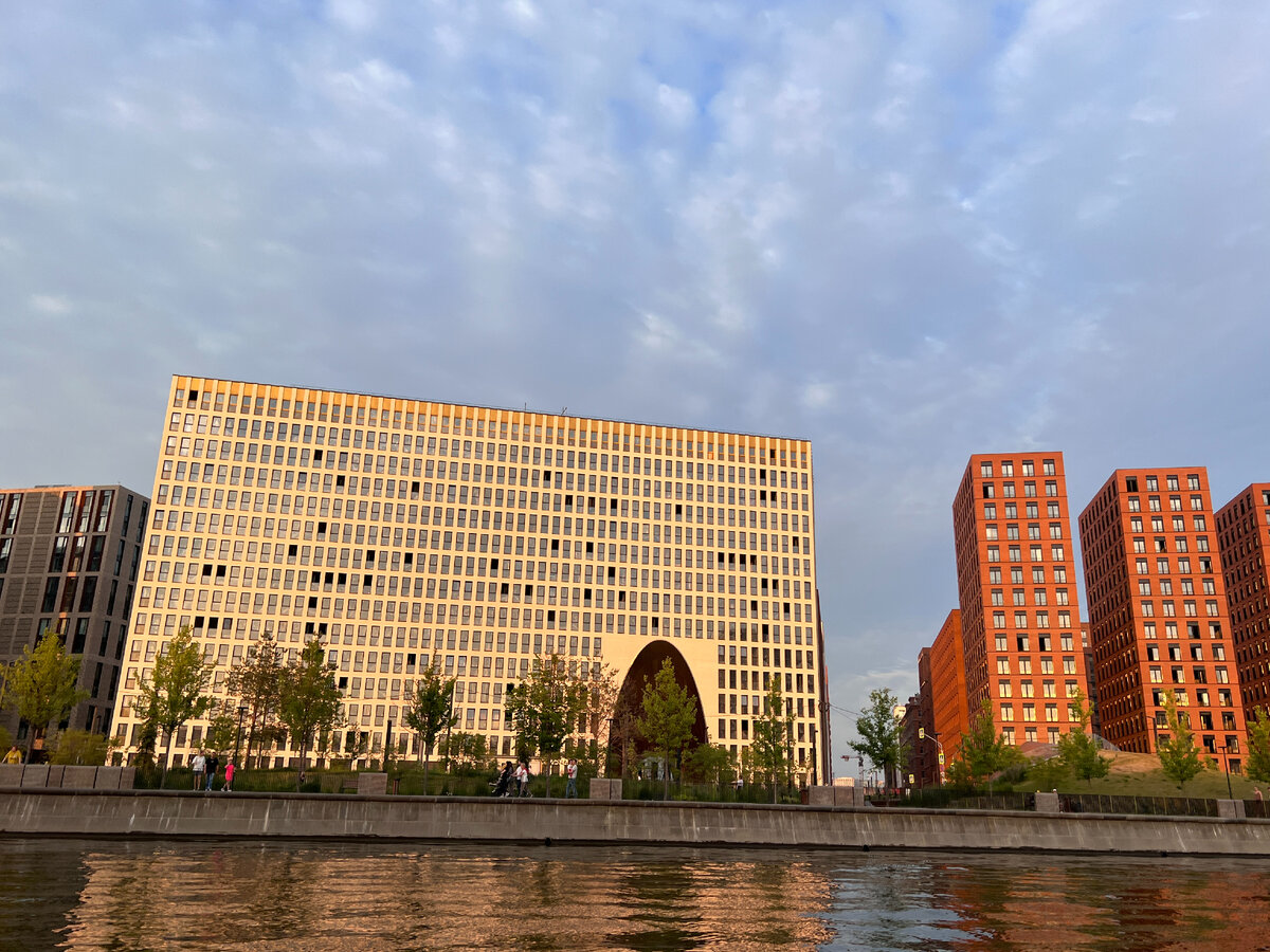 Фото автора блога Дно Мещанства, с катера на Москве-реке, лето 2023