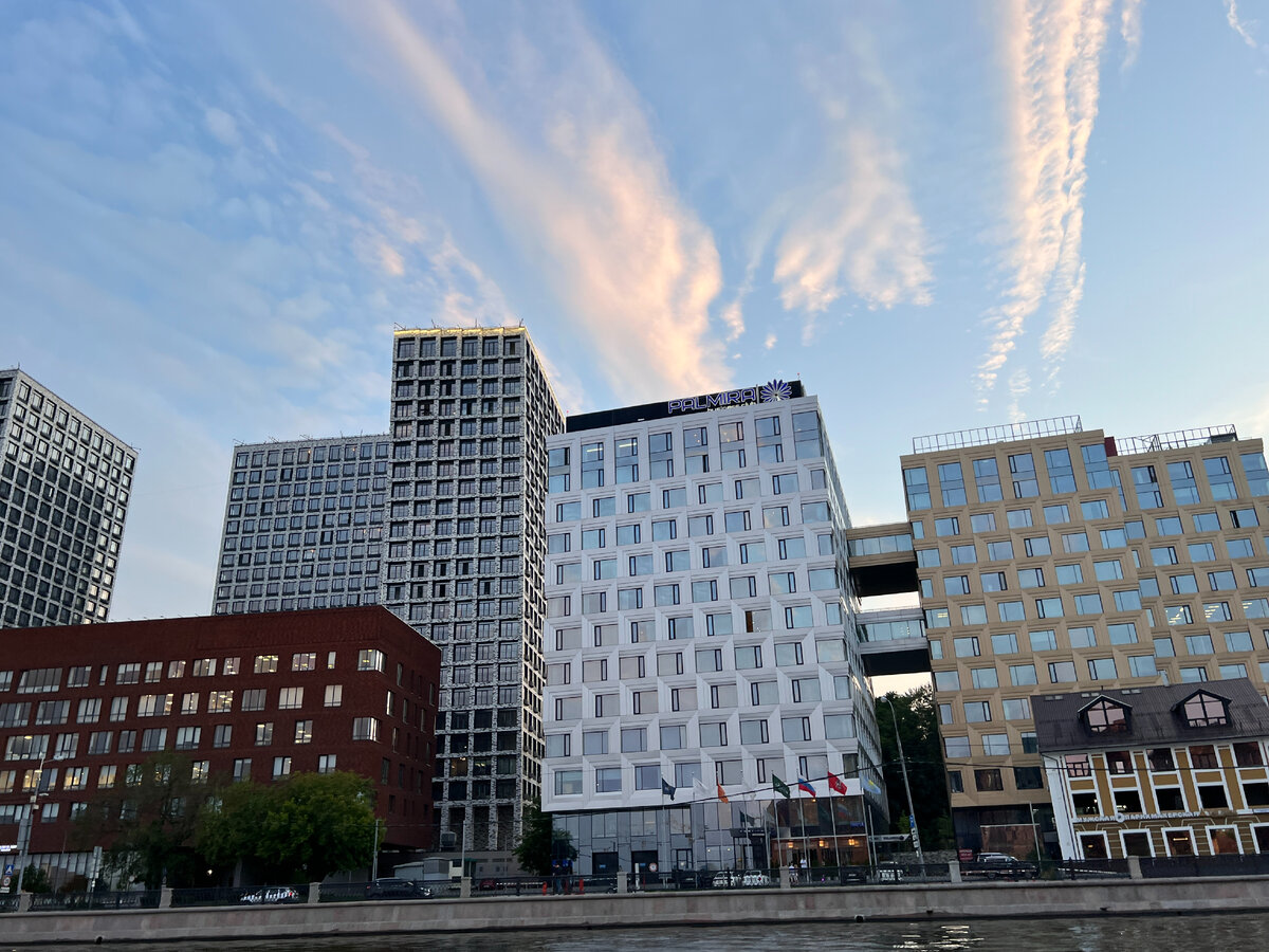Фото автора блога Дно Мещанства, с катера на Москве-реке, лето 2023