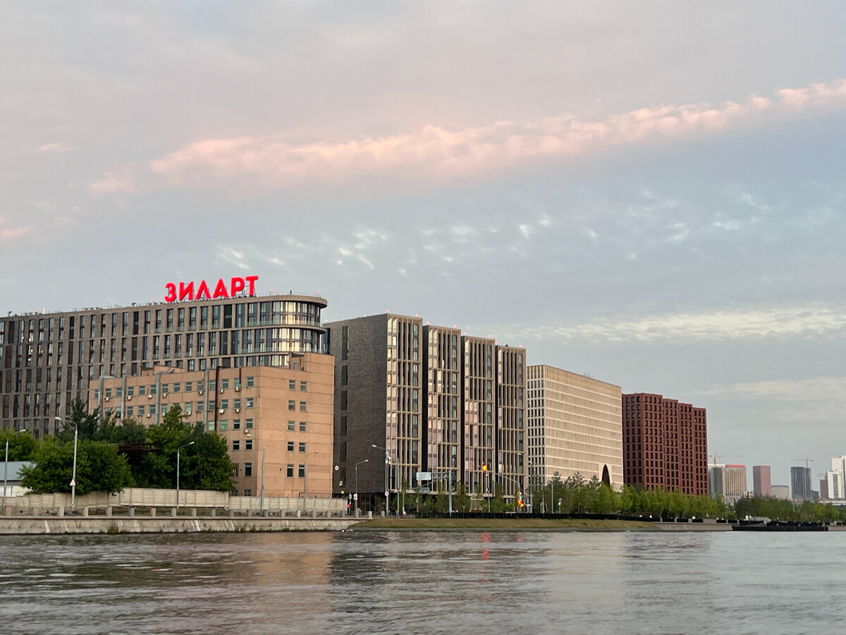 Фото автора блога Дно Мещанства, с катера на Москве-реке, лето 2023