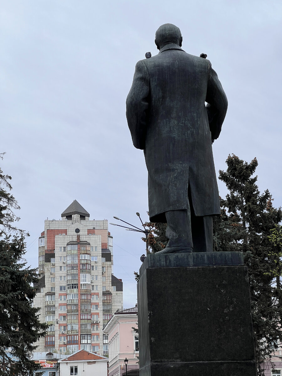 Ленин смотрит на многоэтажку в Перми, фото автора блога Дно Мещанства, 2023