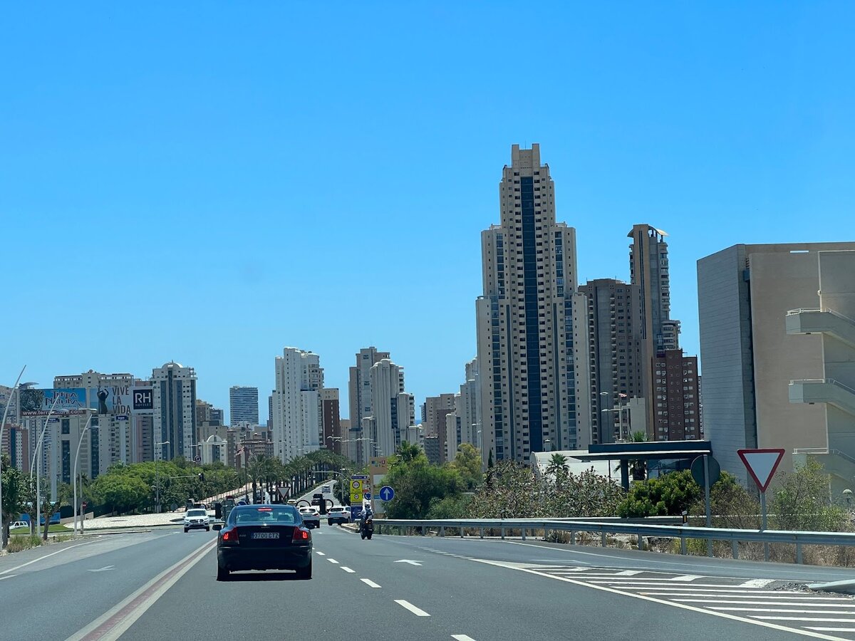 Въезд в Бенидорм, фото автора блога Дно Мещанства, 2022