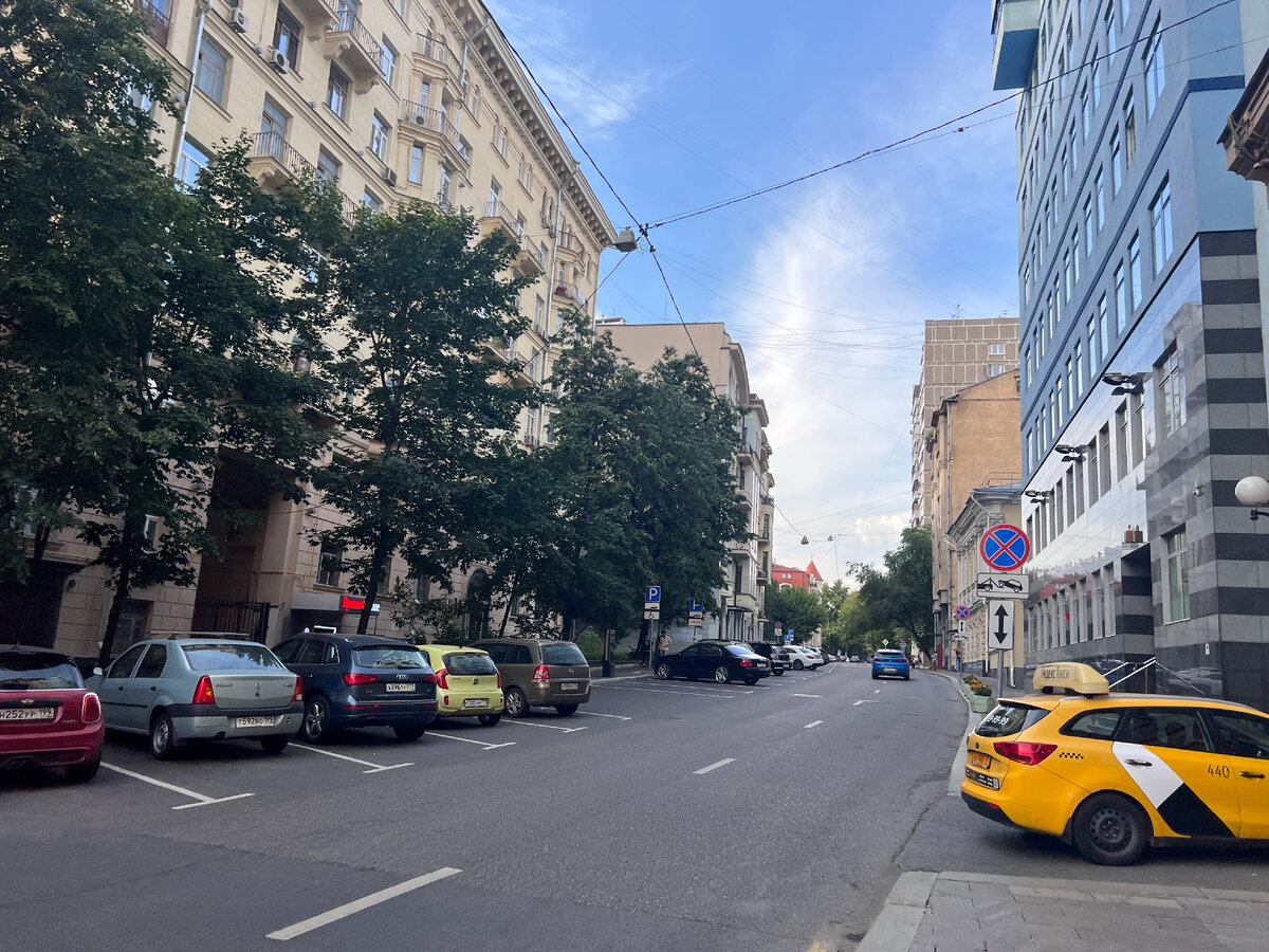 ул. Щепкина - в далеке башенка элитного клубного дома, единственного тут