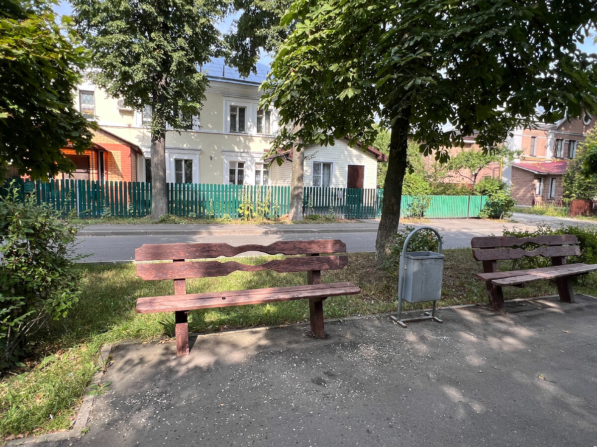Курьяновский бульвар, шелуха семечек, фото автора блога Дно Мещанства, 2022 год