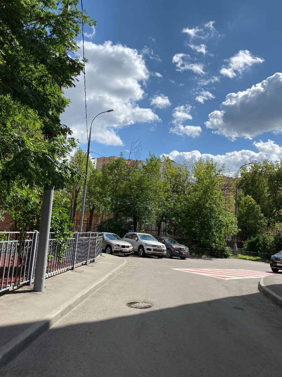 Фото автора блога Дно Мещанства, с парковками во дворах все хорошо