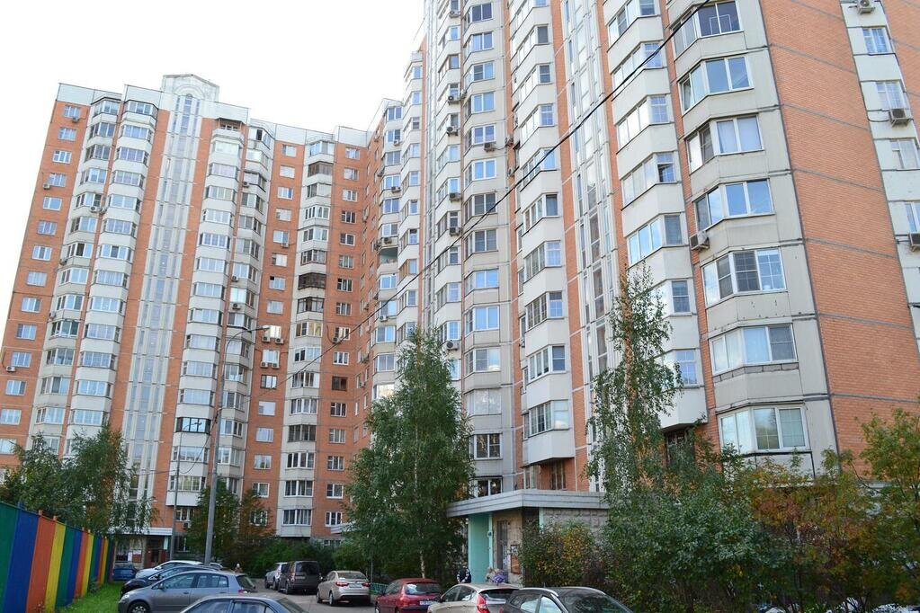 П-44М, типичный двор, обратите внимание на фасады со стеклянными вставками и эркеры