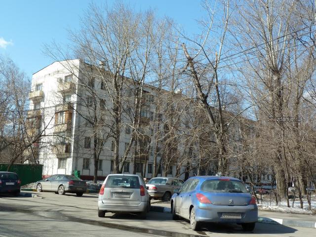 Дом серии 1-510 во дворе