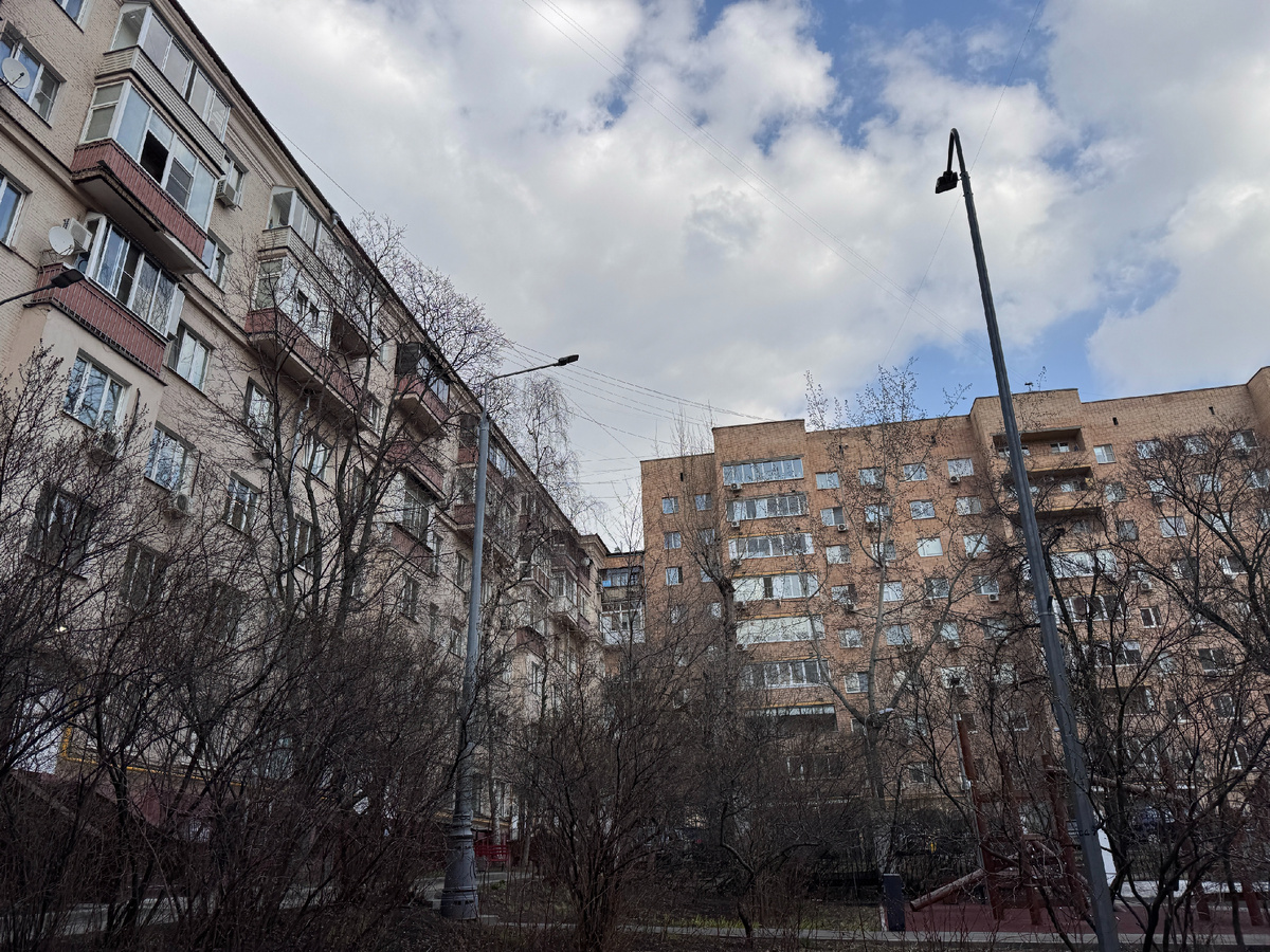 Дома на Шмитовском проезде (слева - застройка эпохи авангарда)