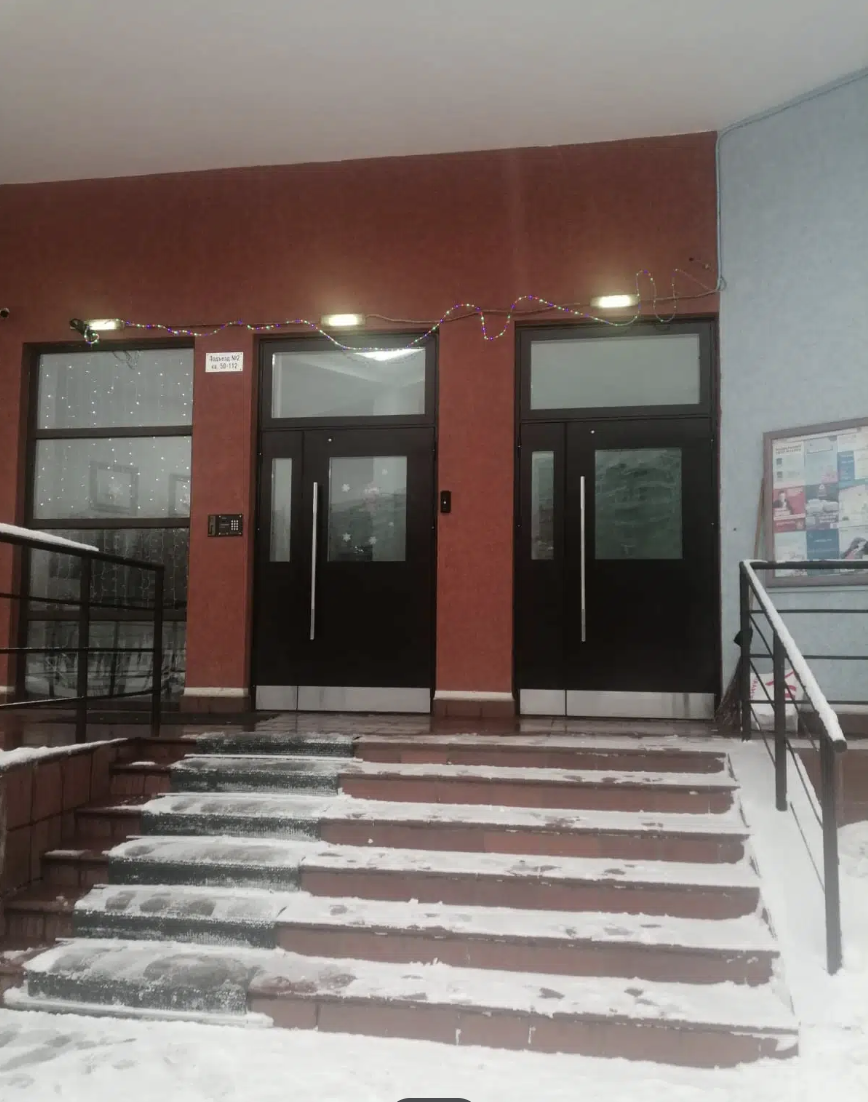 Подъезд дома-корабля в Отрадном