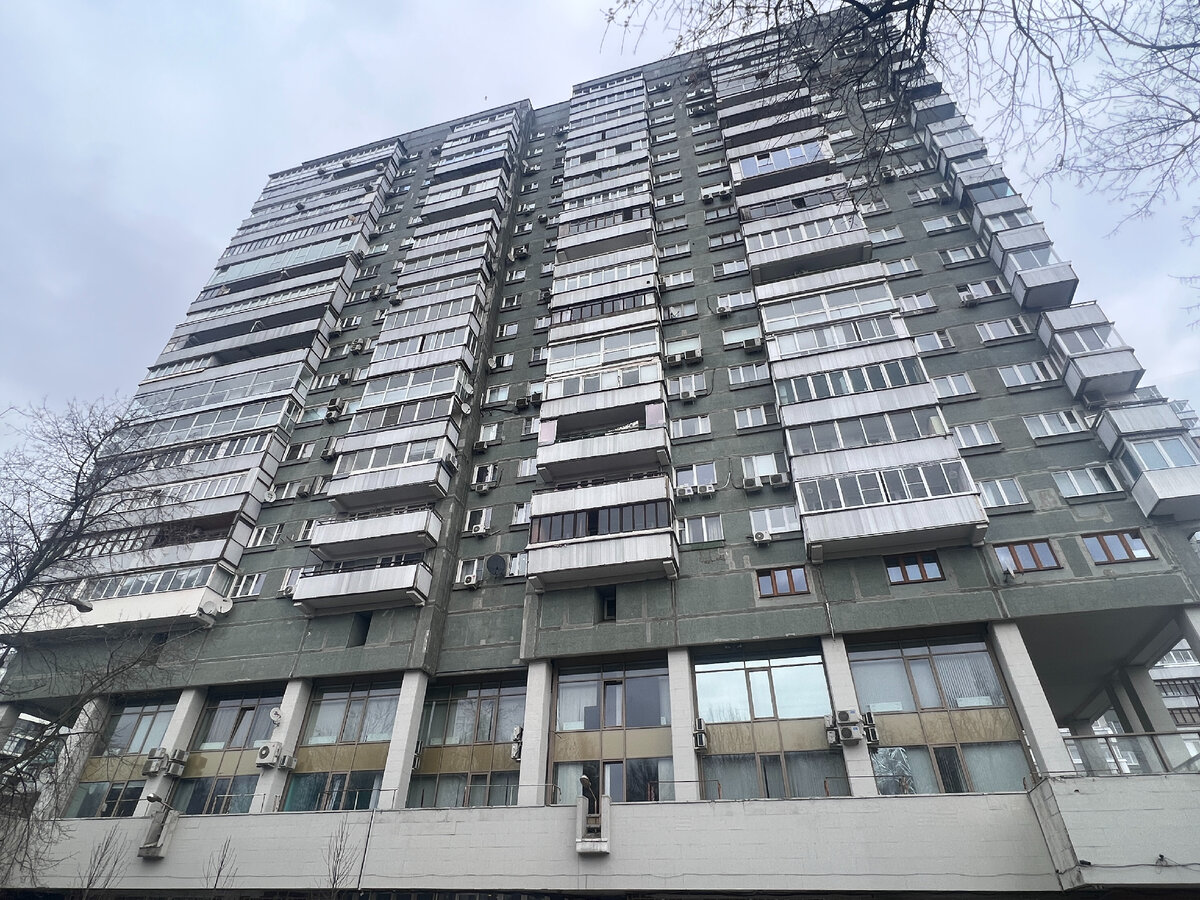Фасад с видом на воду, фото автора блога Дно Мещанства, апрель 2023
