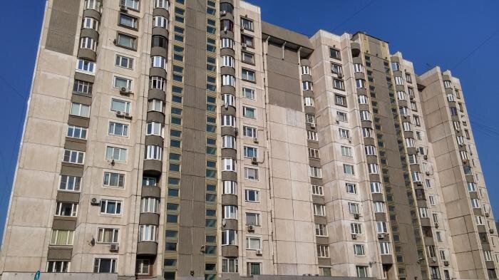 В ЦАО, район Замоскворечье, Люсиновская улица. Светлая отделка, полкруглые балконы, эксперименты с крышей