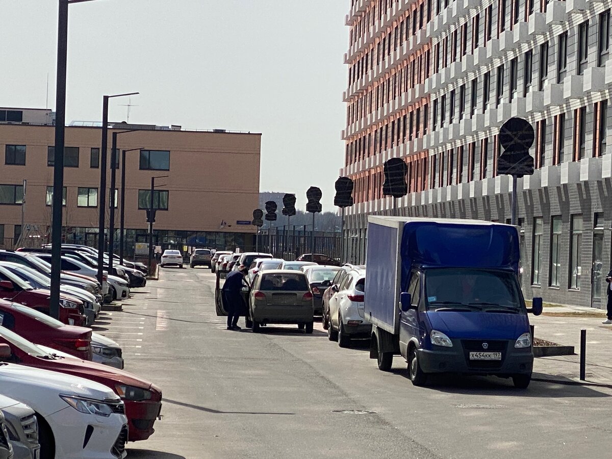 Знаки 3.27 в Саларьево Парк ждут своего часа. Фото автора блога Дно Мещанства