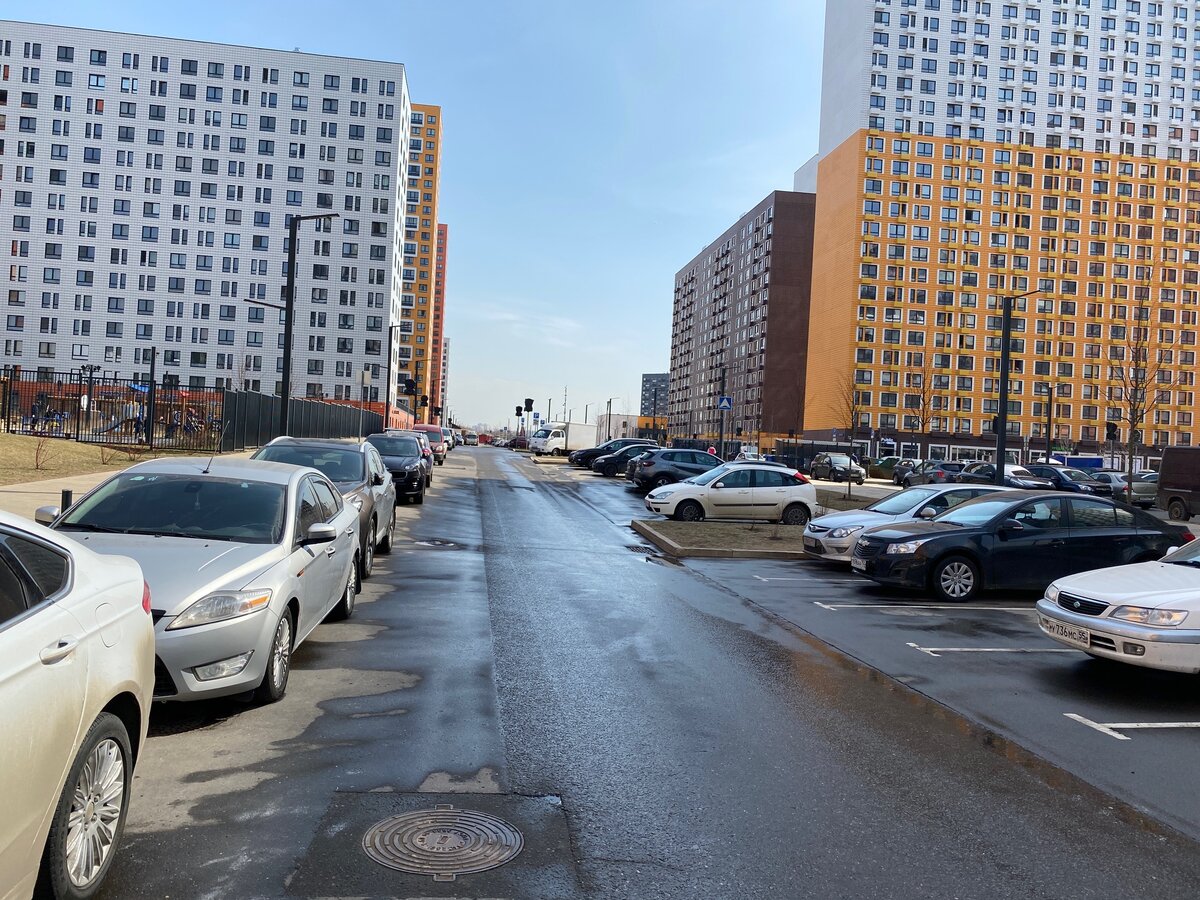 Внутренние проезды в  ЖК Саларьево Парк, парковка бесплатная (пока), места есть