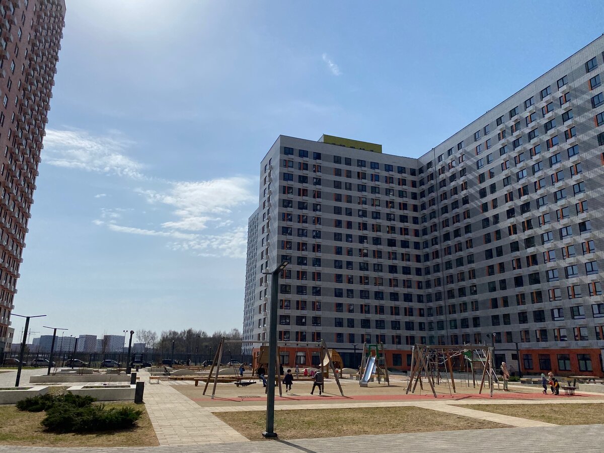 Типичный двор без машин в ЖК Саларьево Парк, фото автора блога Дно Мещанства